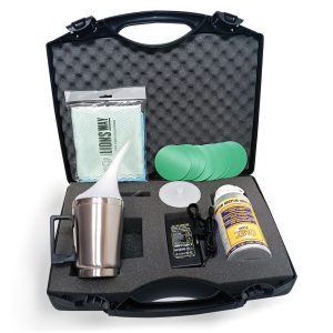 Maletín abierto del kit de restauración de faros Lions Way con vaporizador, polímero líquido, lijas y paños
